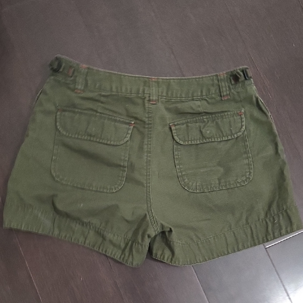 GAP Men's Classic Green Flat Front Shorts - Picture 3 of 4